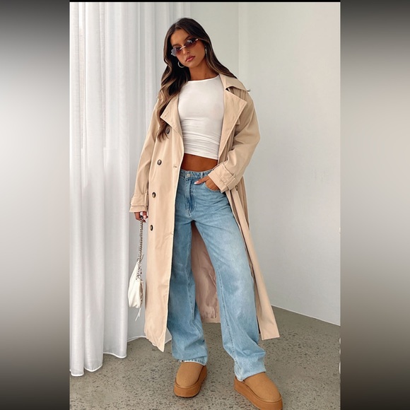 Trench coat- Medium/Large Beige color - Picture 4 of 7